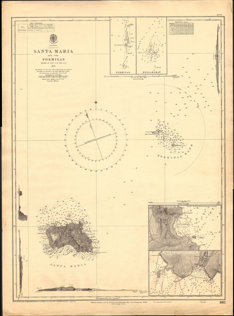 Antica carta nautica su carta ingiallita, con Santa Maria in basso a sinistra, il banco delle Formigas e il Dollabarat al centro a destra pieni di scandagli, una rosa dei venti al centro e riquadri degli isolotti e delle baie dell'isola