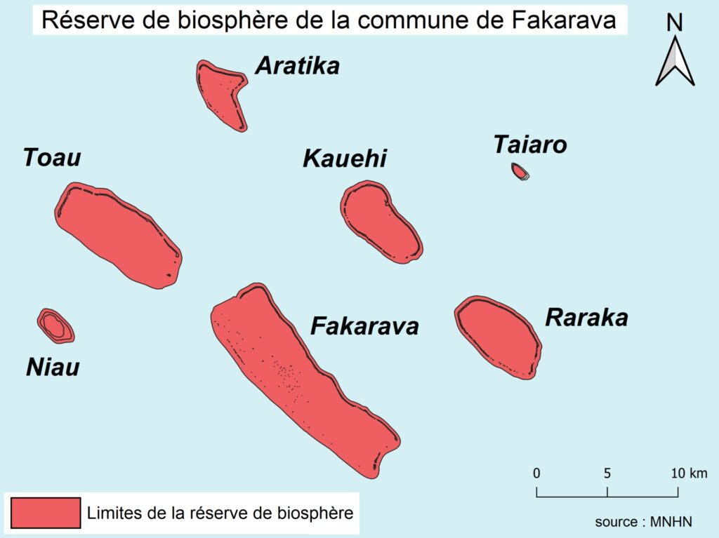 Mappa di sette atolli disegnati in rosso su fondo azzurro, Fakarava al centro, circondata da Toau, Aratika, Kauehi, Taiaro, Raraka e Niau, con la freccia del nord e una scala