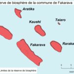 Mappa di sette atolli disegnati in rosso su fondo azzurro, Fakarava al centro, circondata da Toau, Aratika, Kauehi, Taiaro, Raraka e Niau, con la freccia del nord e una scala