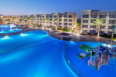Le piscine illuminate del JAZ Soma Beach al calar della sera, tra gli edifici e le palme