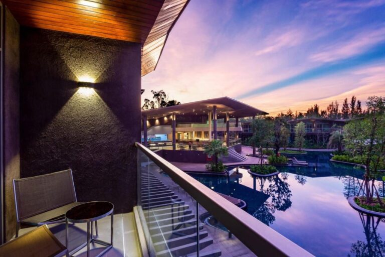 Un balcone sopra la grande piscina del Kalima Resort Khao Lak, al crepuscolo
