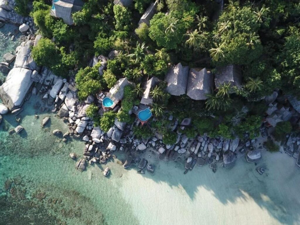 Vista aerea del Koh Tao Cabana, con i cottage tra gli alberi, gli scogli e la spiaggia di sabbia bianca