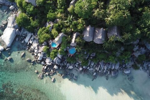 Vista aerea del Koh Tao Cabana, con i cottage tra gli alberi, gli scogli e la spiaggia di sabbia bianca