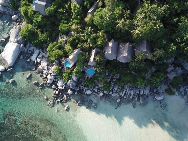 Vista aerea del Koh Tao Cabana, con i cottage tra gli alberi, gli scogli e la spiaggia di sabbia bianca