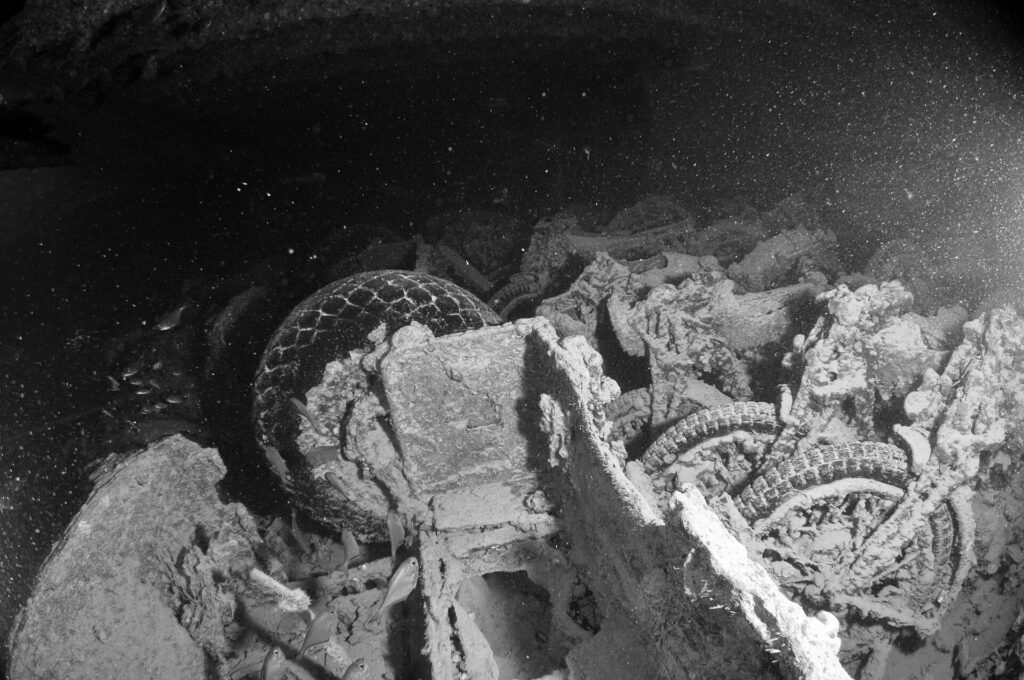 Moto accatastate nella stiva del Thistlegorm, foto in bianco e nero, con pneumatici e ruote ancora visibili