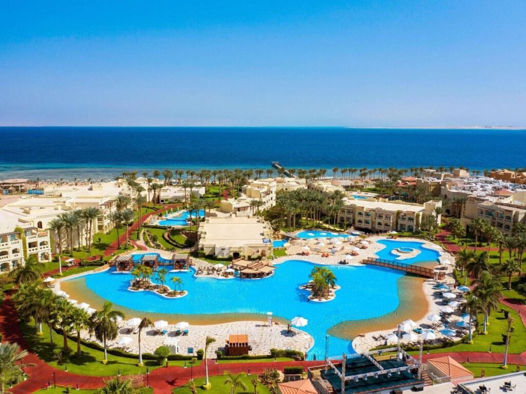 Vista aerea del Rixos Sharm El Sheikh, con le piscine a forma di laguna, le palme e il Mar Rosso