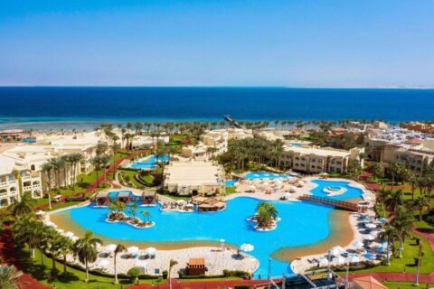 Vista aerea del Rixos Sharm El Sheikh, con le piscine a forma di laguna, le palme e il Mar Rosso