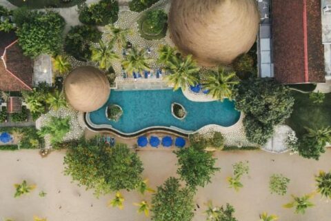 Vista aerea del Sudamala Resort Komodo, con la piscina, i giardini e la spiaggia
